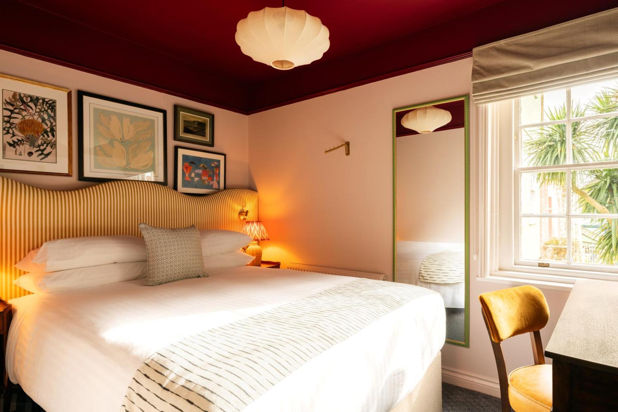 Small Double Room,1758563041:JPEG