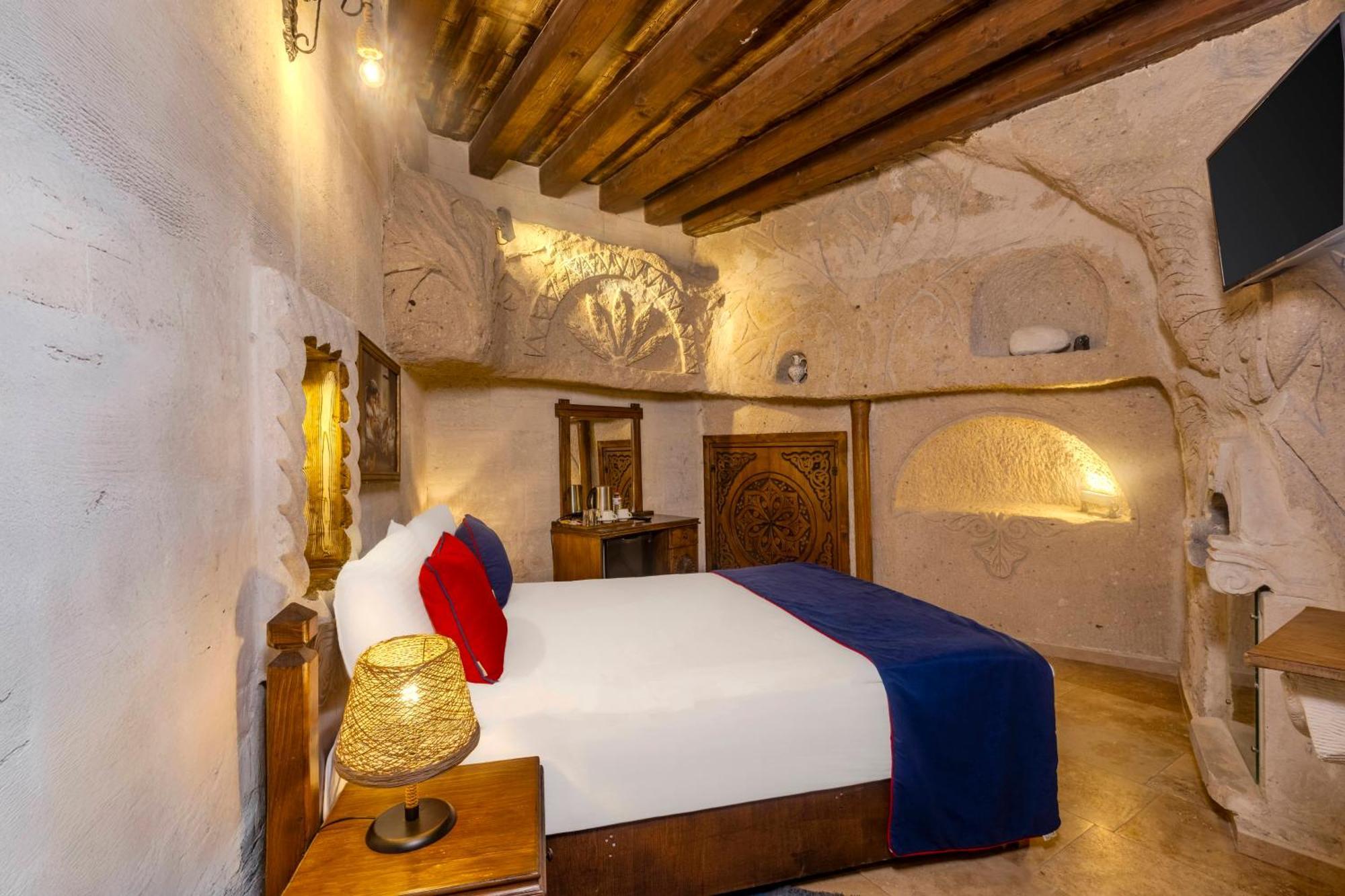 Deluxe Cave Room