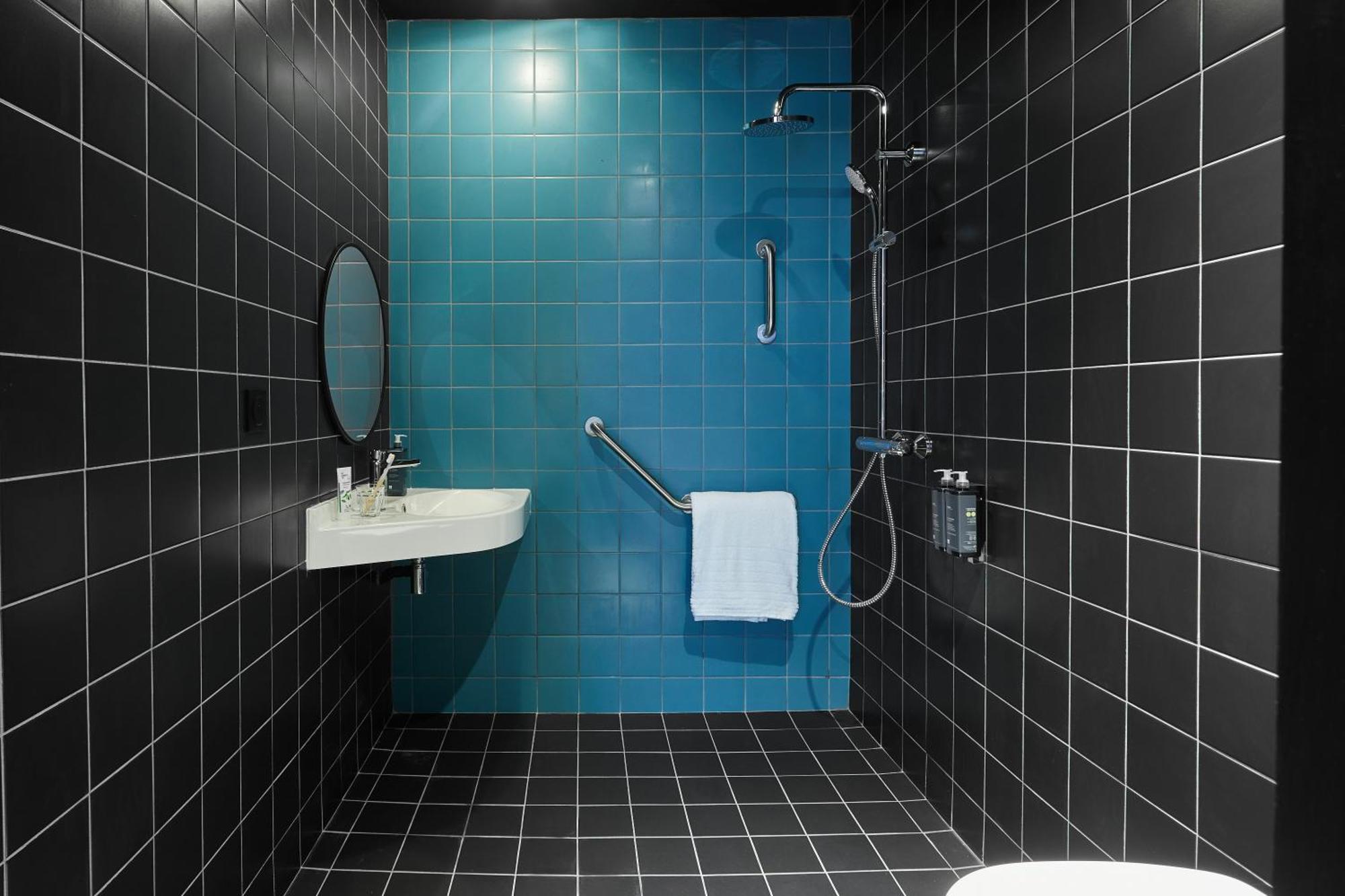 Habitación con cama grande