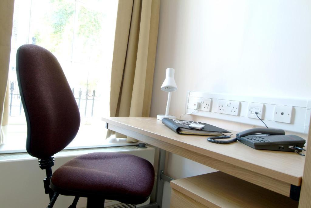 Chambre Lits Jumeaux avec Salle de Bains Commune