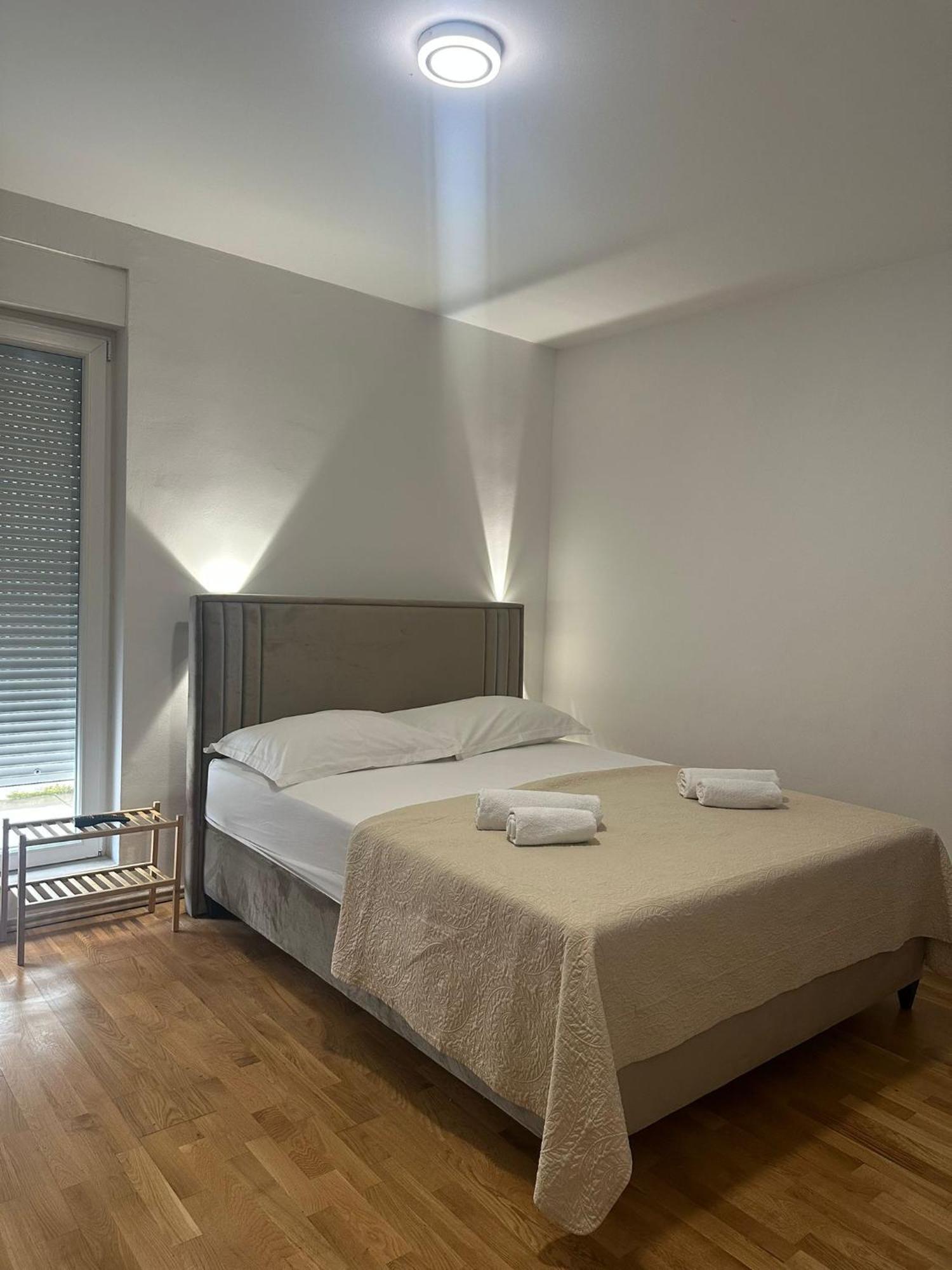 Deluxe One-Bedroom Apartment