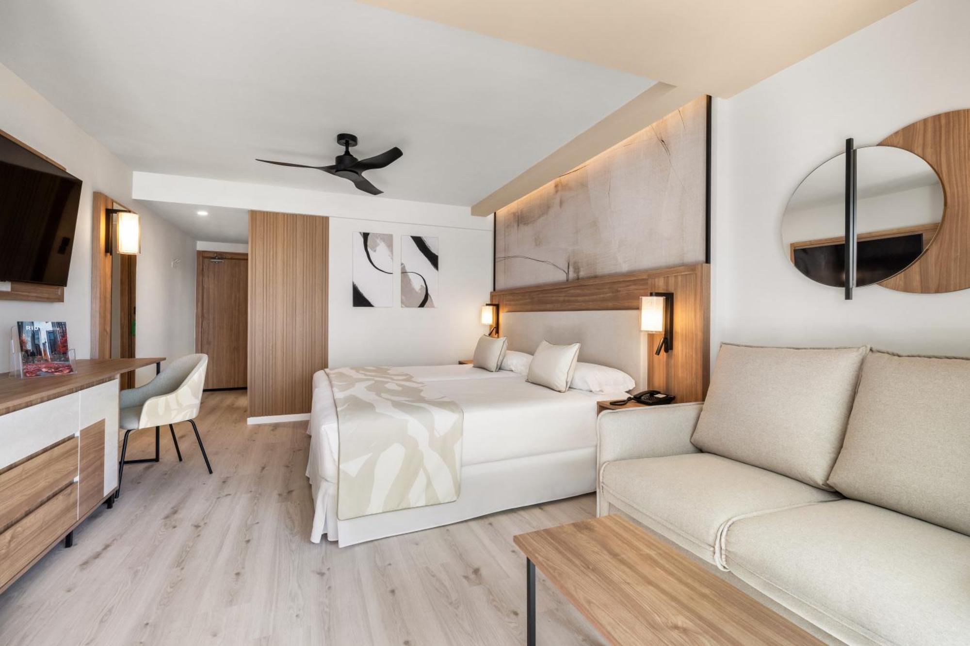 Doppelzimmer mit Balkon und seitlichem Meerblick