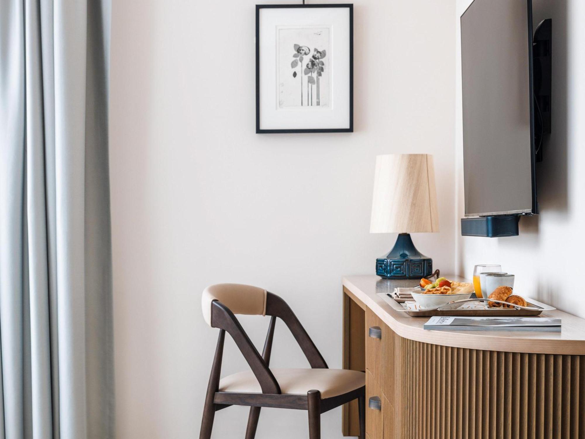 One-Bedroom Junior King Suite with Separate Living Area