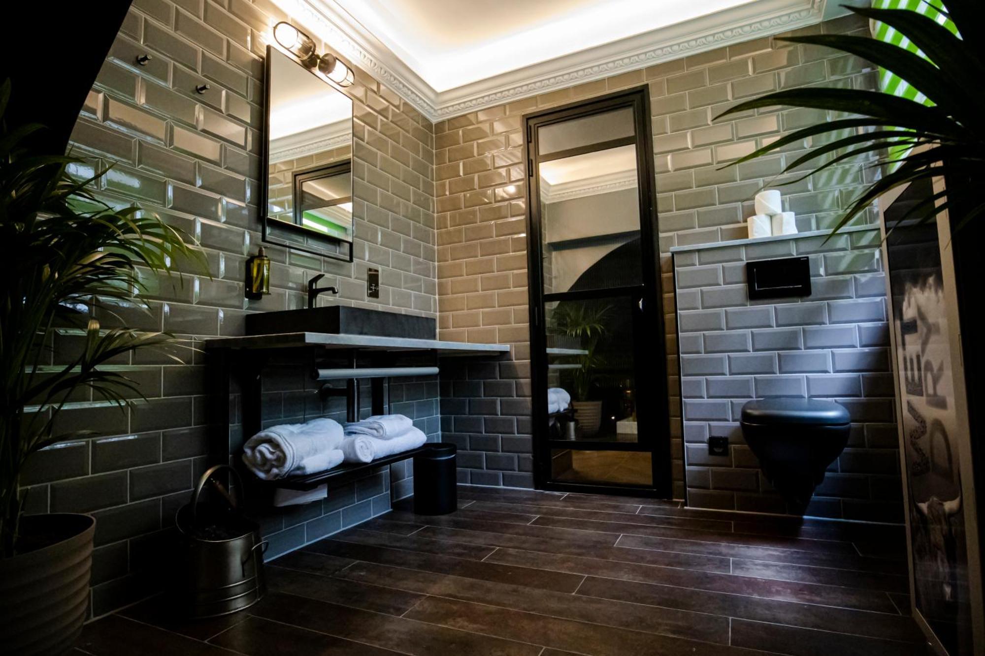 Feature King Vaulted Bathroom