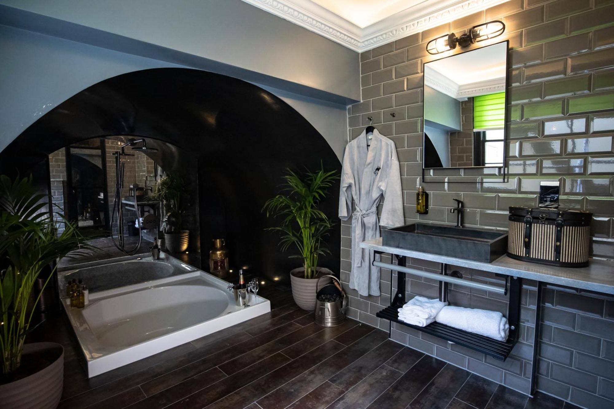 Feature King Vaulted Bathroom