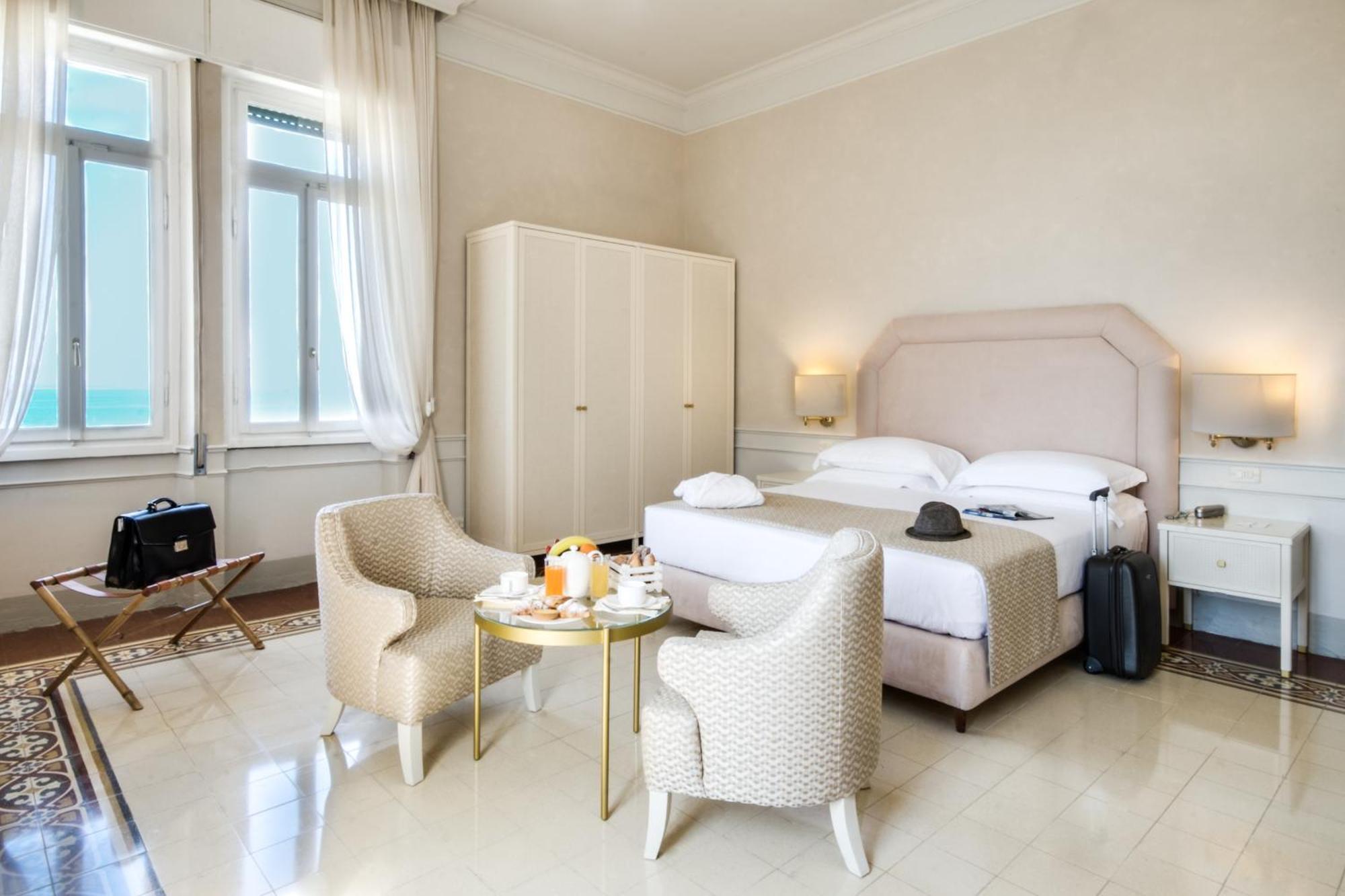 Chambre Triple - Vue Partielle sur Mer