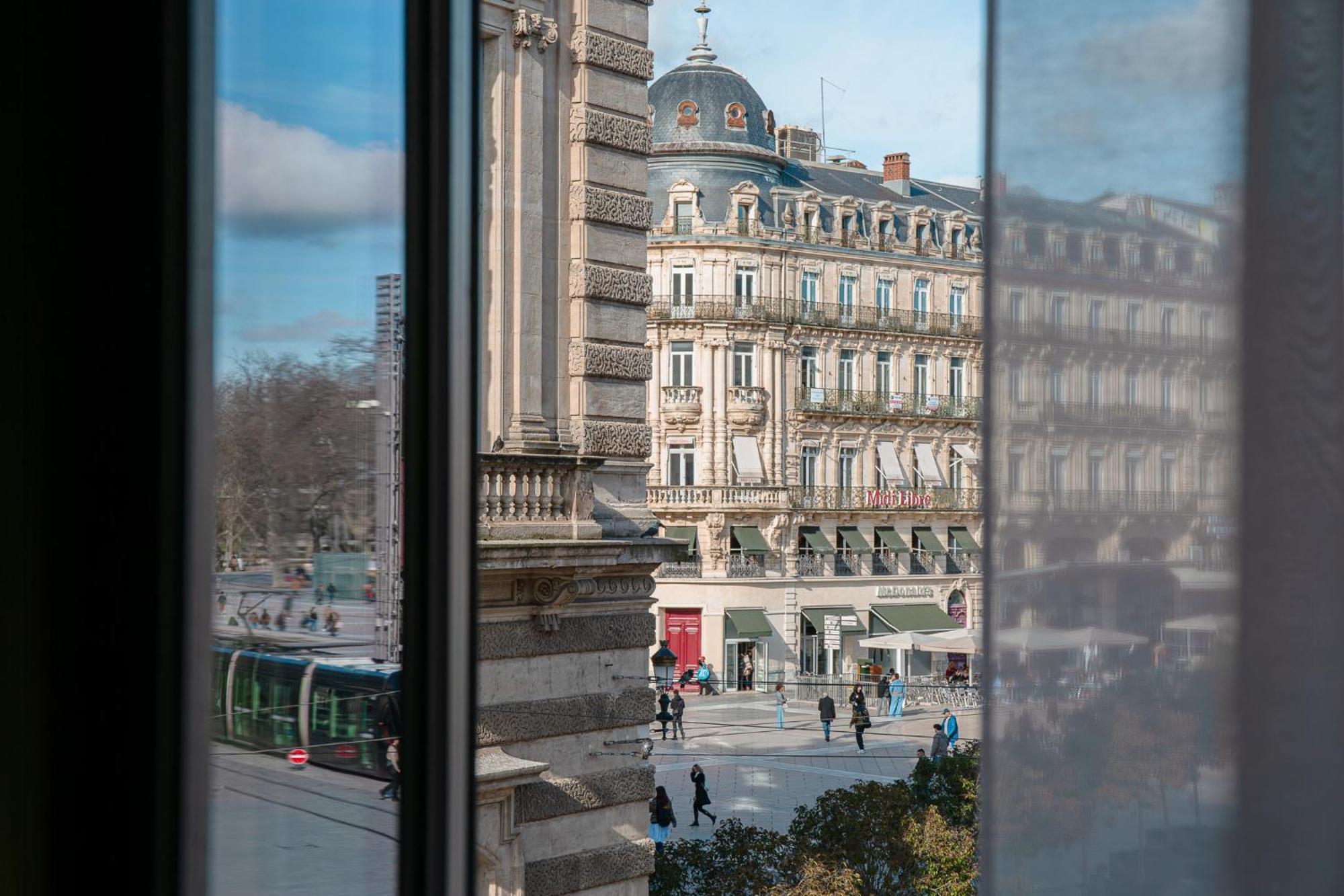 Deluxe Room Comedie Square View