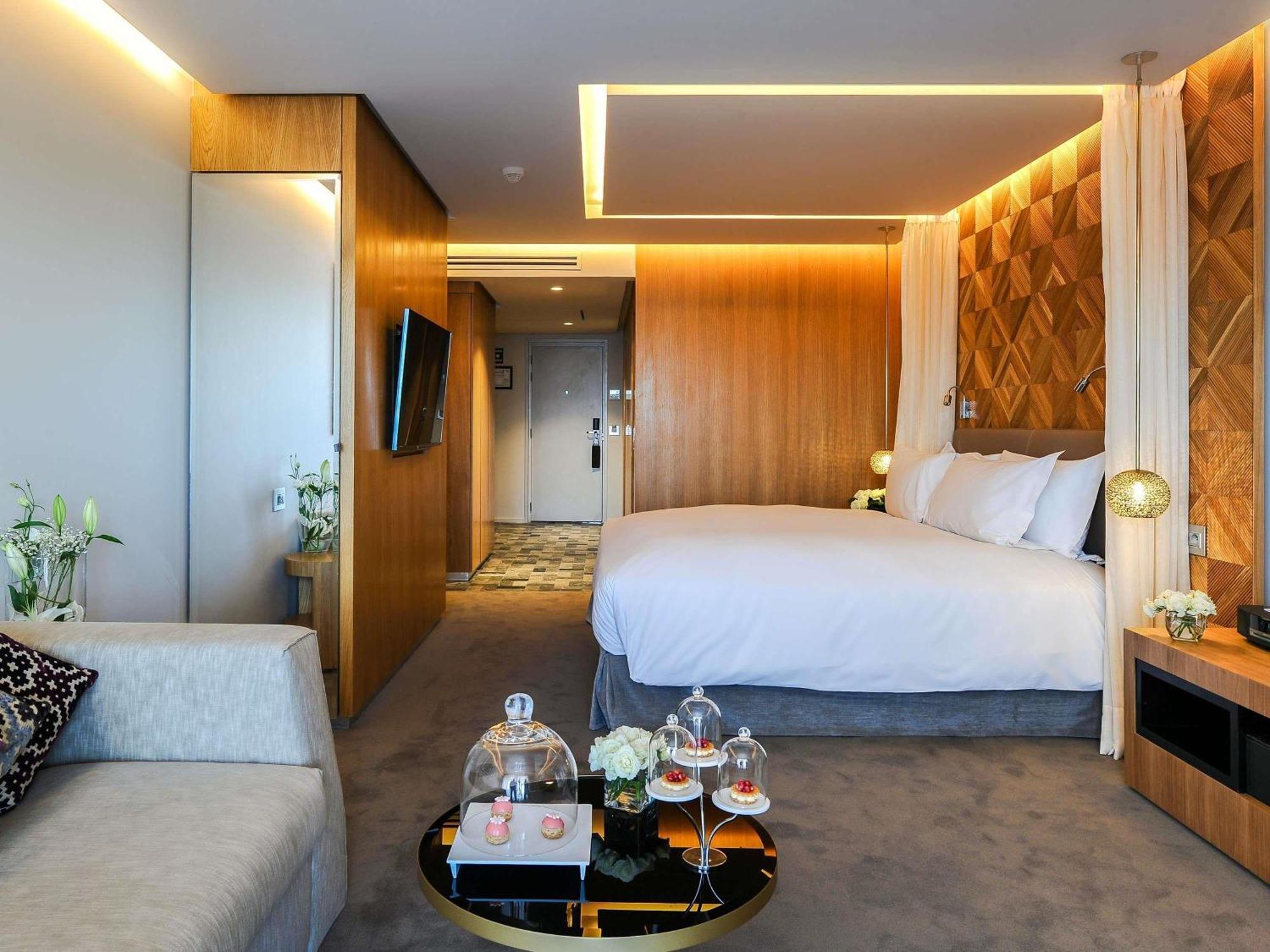 Moderne Junior Suite mit Kingsize-Bett und Berg- und Poolblick