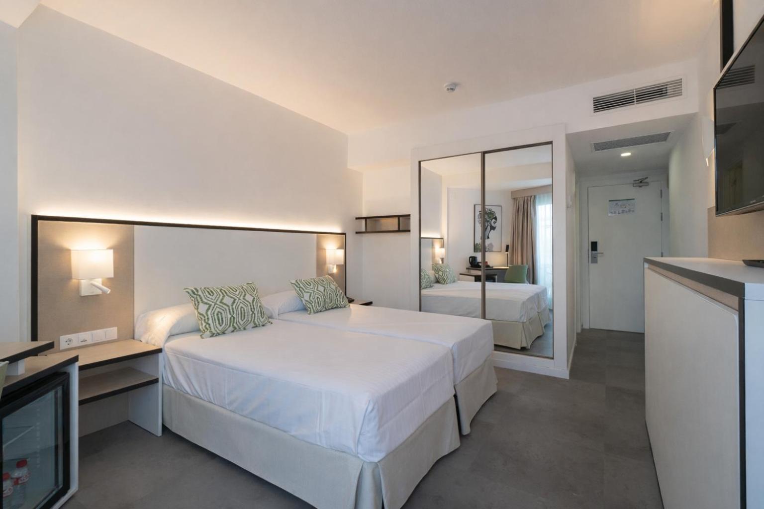 Tweepersoonskamer met 2 Aparte Bedden en Balkon