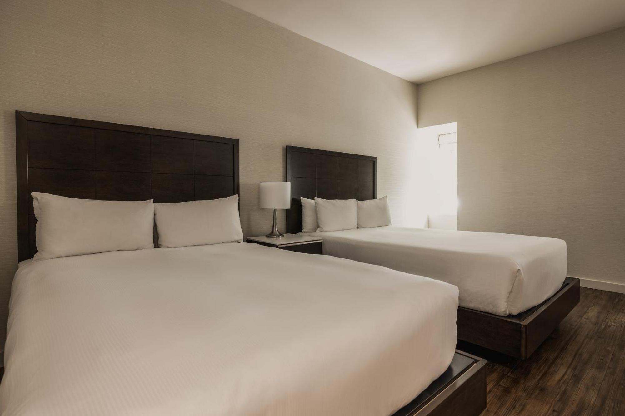 Quarto Duplo Standard com 2 Camas de Casal