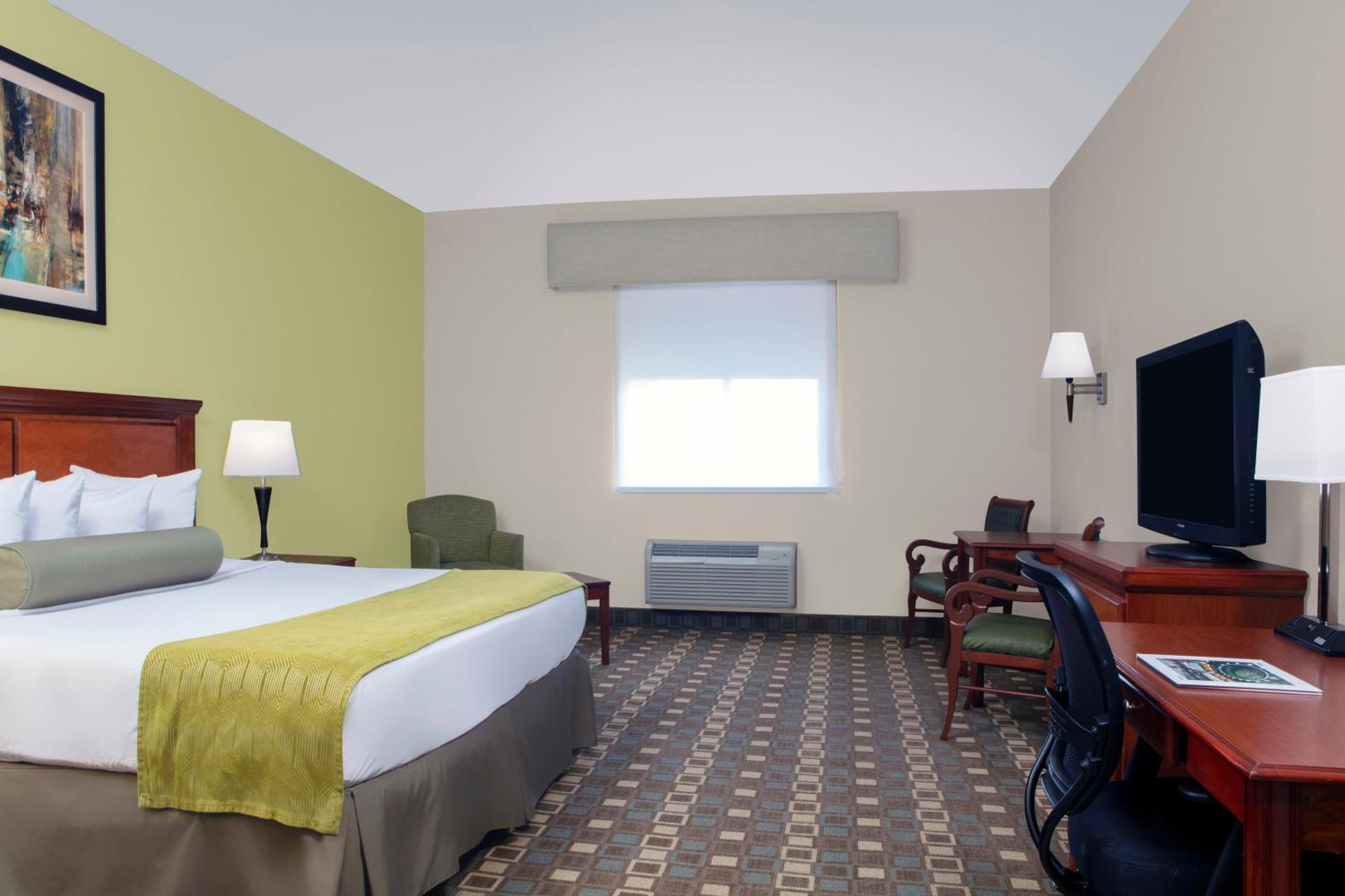 Quarto com Cama King-size e Banheiro Adaptado - Acessível para Hóspedes com Mobilidade Reduzida