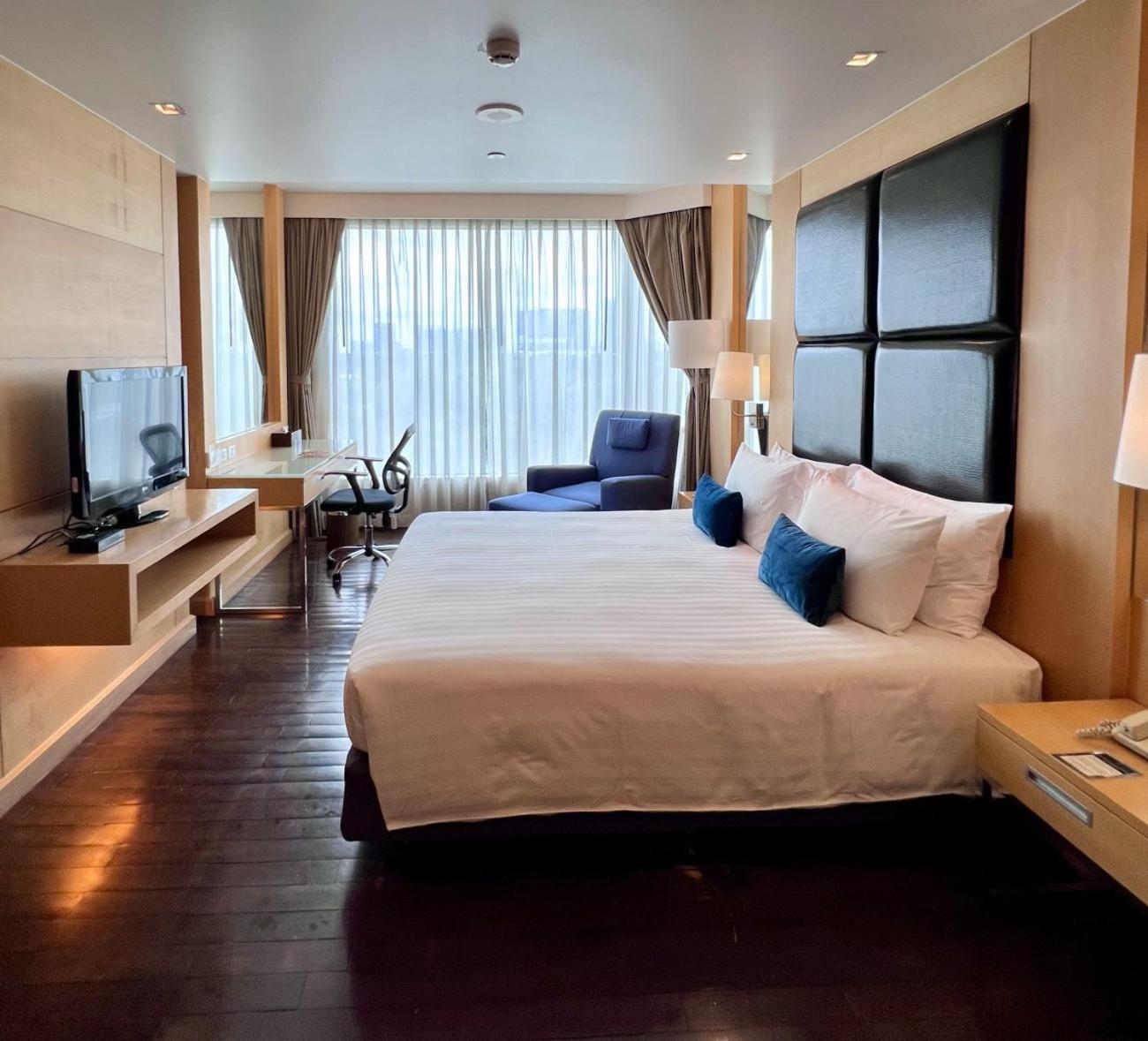 Premium One Bedroom Suite Lake View