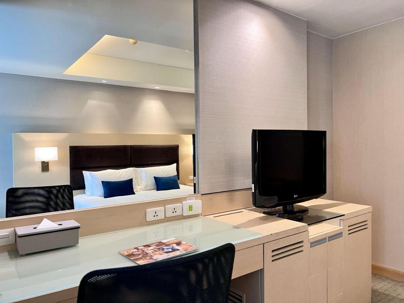 Deluxe King Room City View