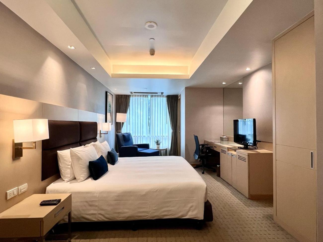 Deluxe King Room City View