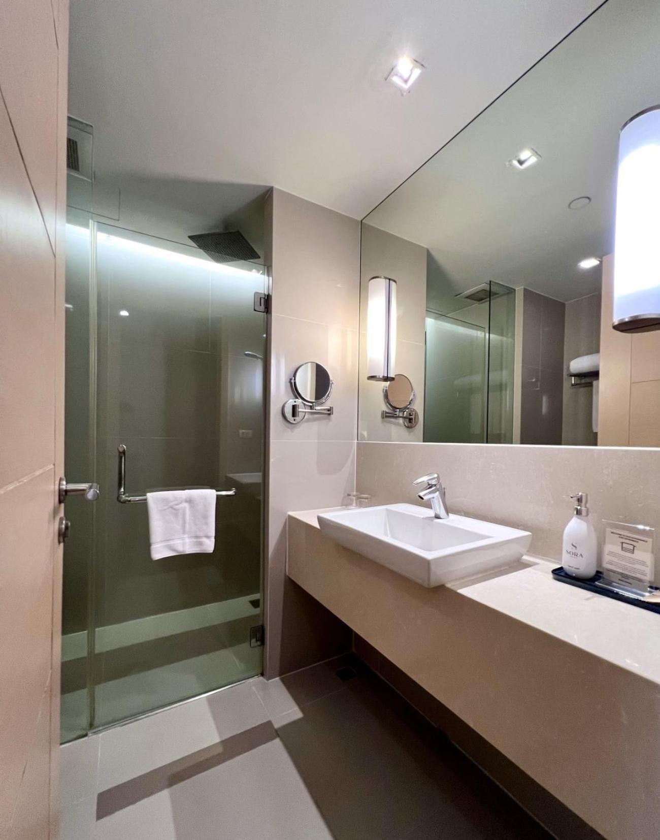 Deluxe King Room City View