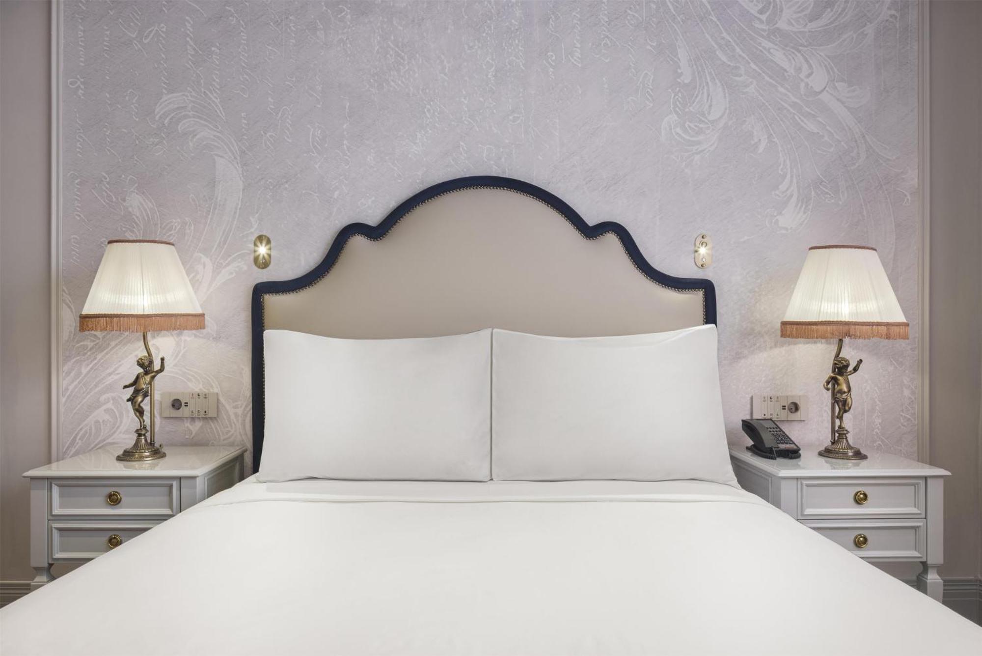 Queen Room,1765208745:JPEG