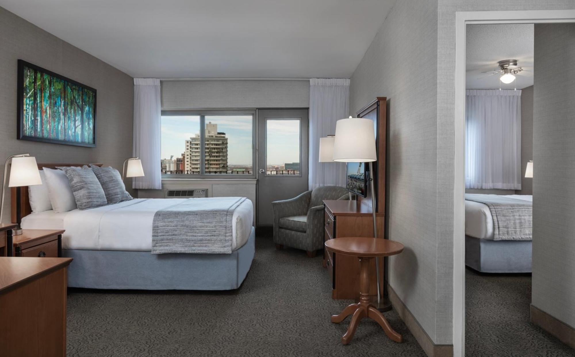 Deluxe Queen Suite
