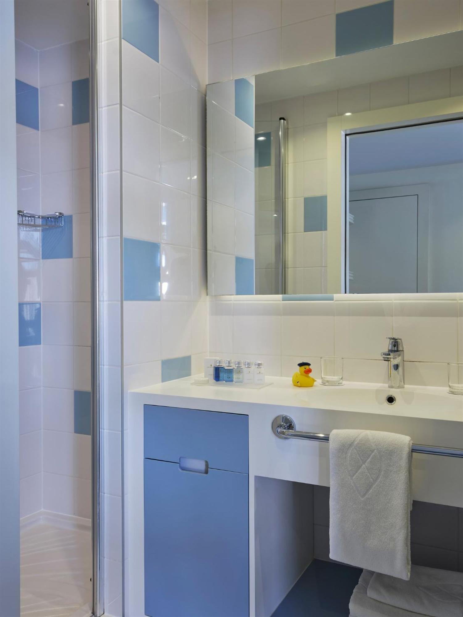 Chambre Familiale Communicante avec Balcon – Vue sur Cour