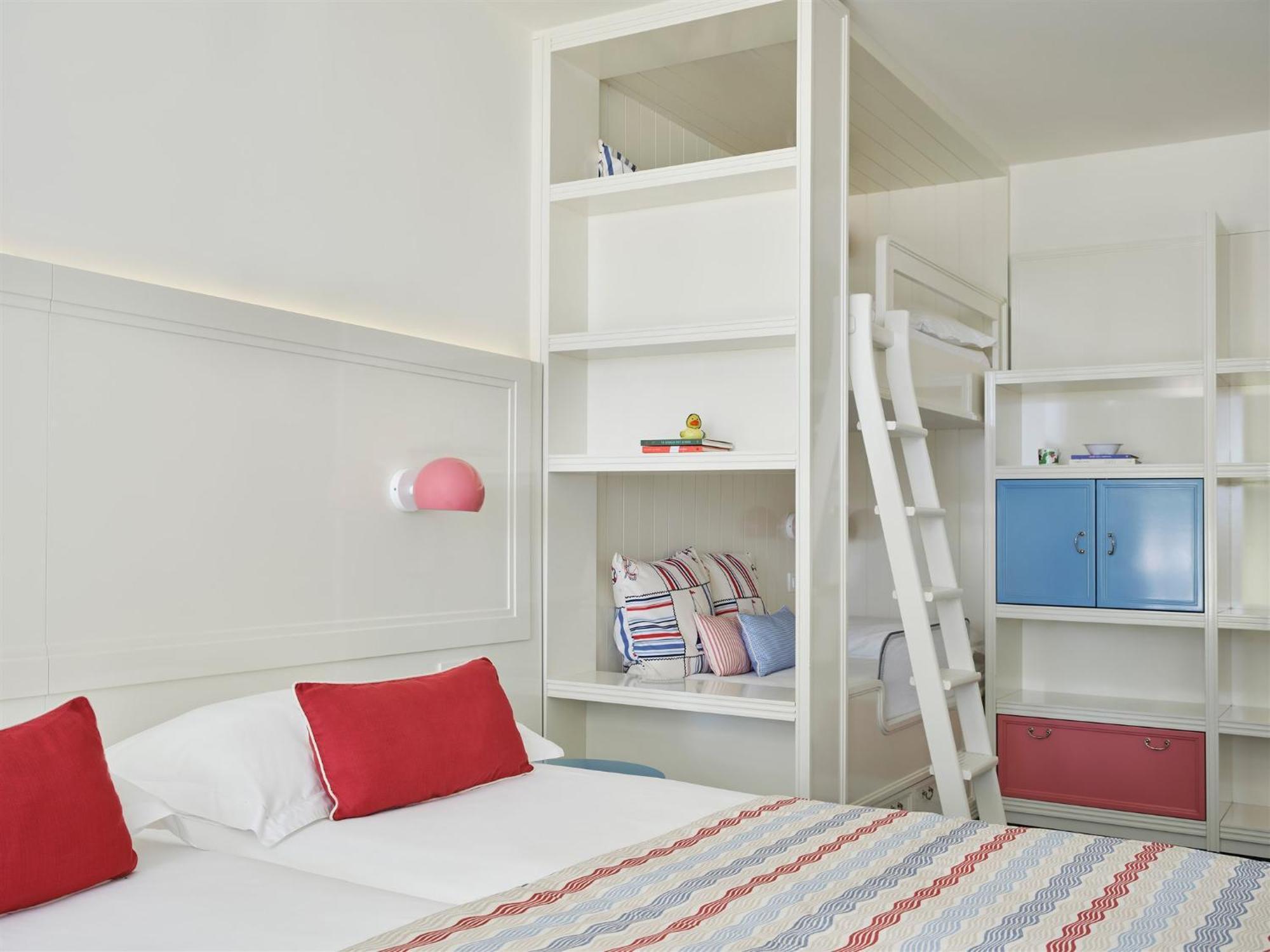 Offre Spéciale Fête du Travail - Chambre Familiale avec Balcon et Vue sur Parc