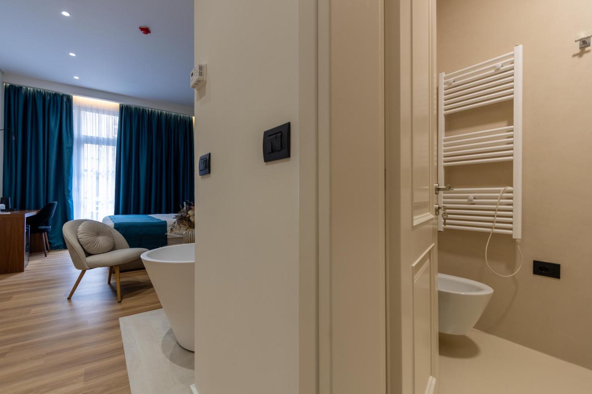 Deluxe Double Room Bathtub