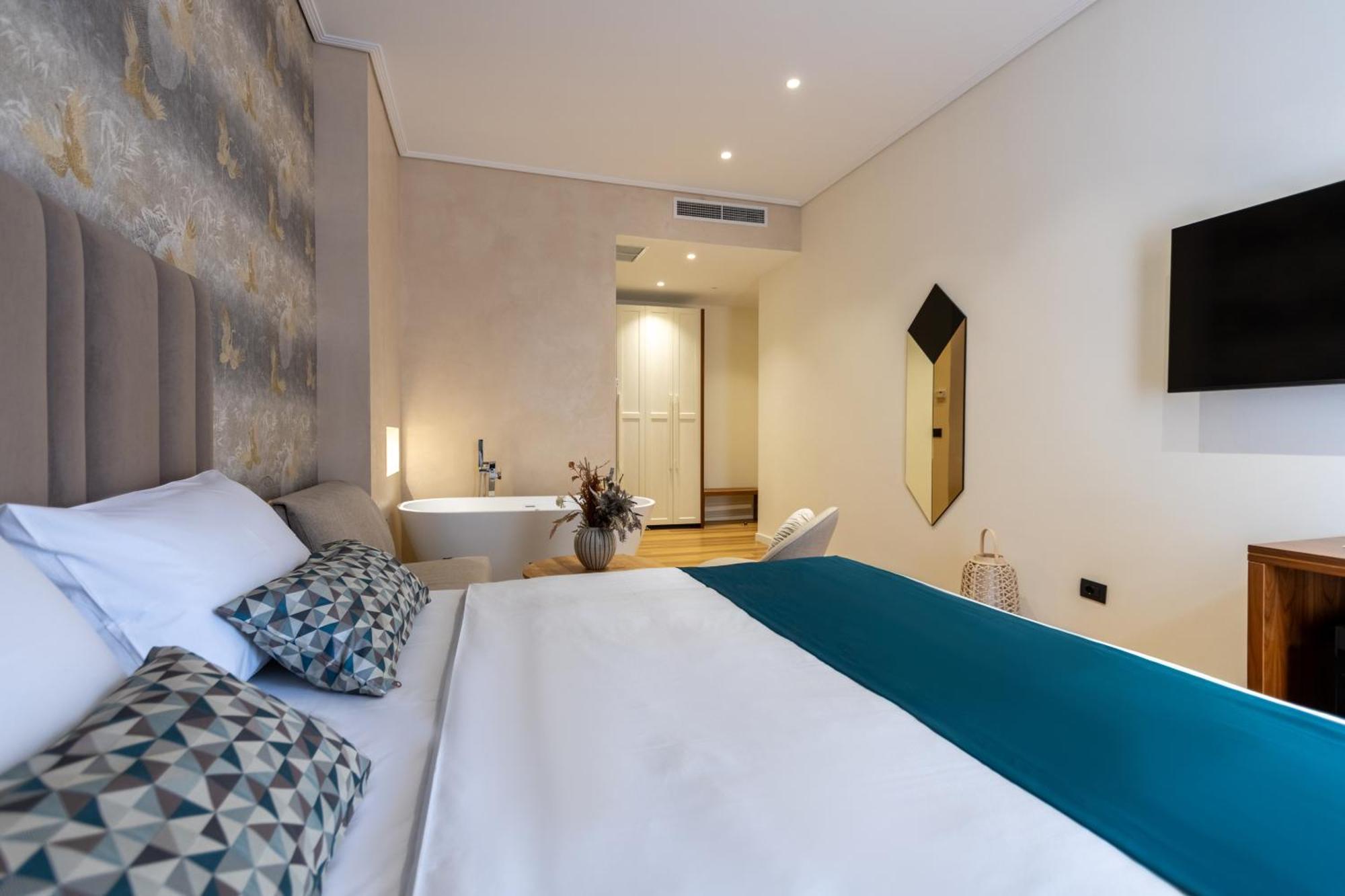 Deluxe Double Room Bathtub