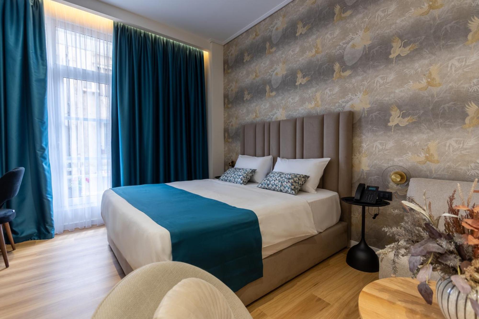 Deluxe Double Room Bathtub