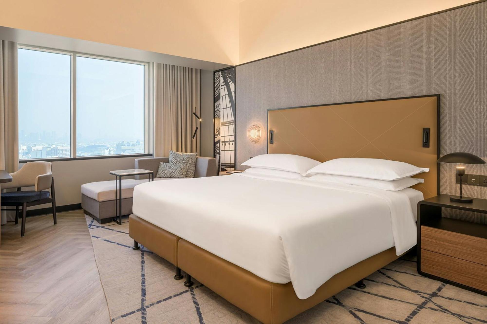 Superior King Room City view