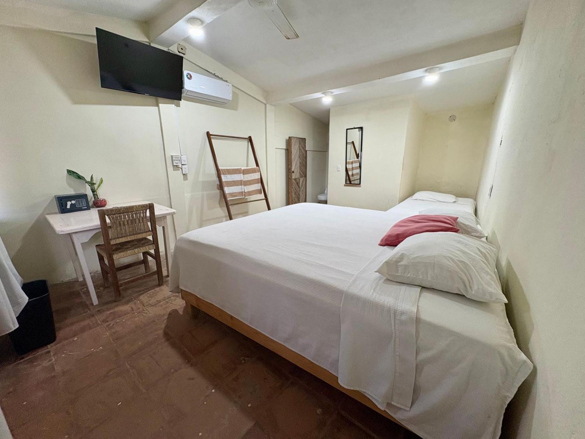 Habitación con cama extragrande.