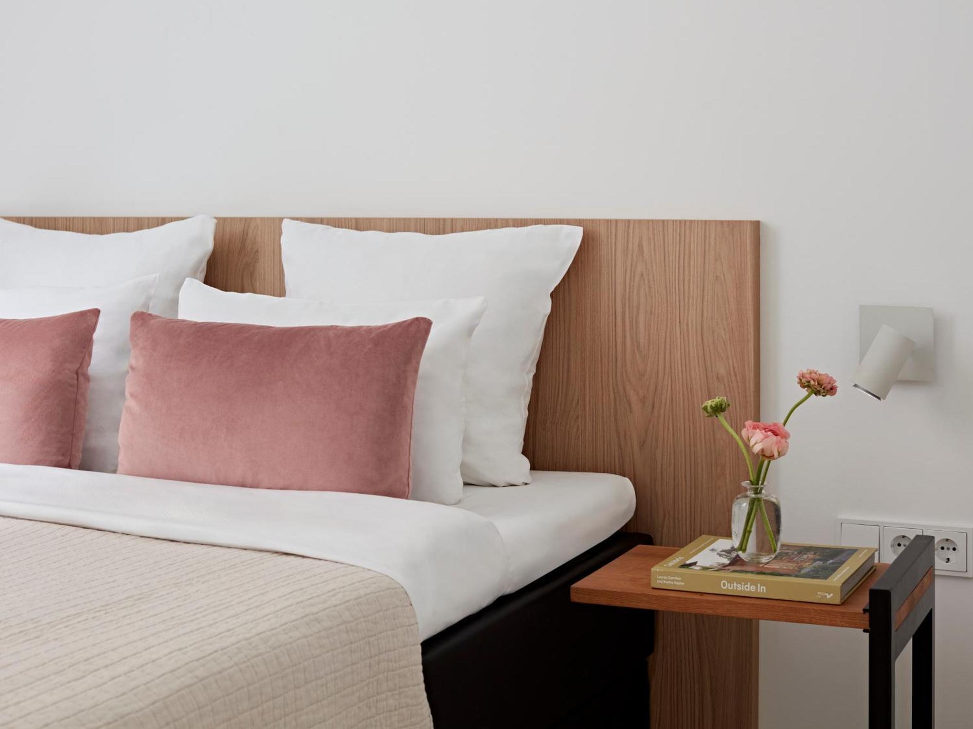 Large 1 Bedroom Apartment Sofa Bed Canal view