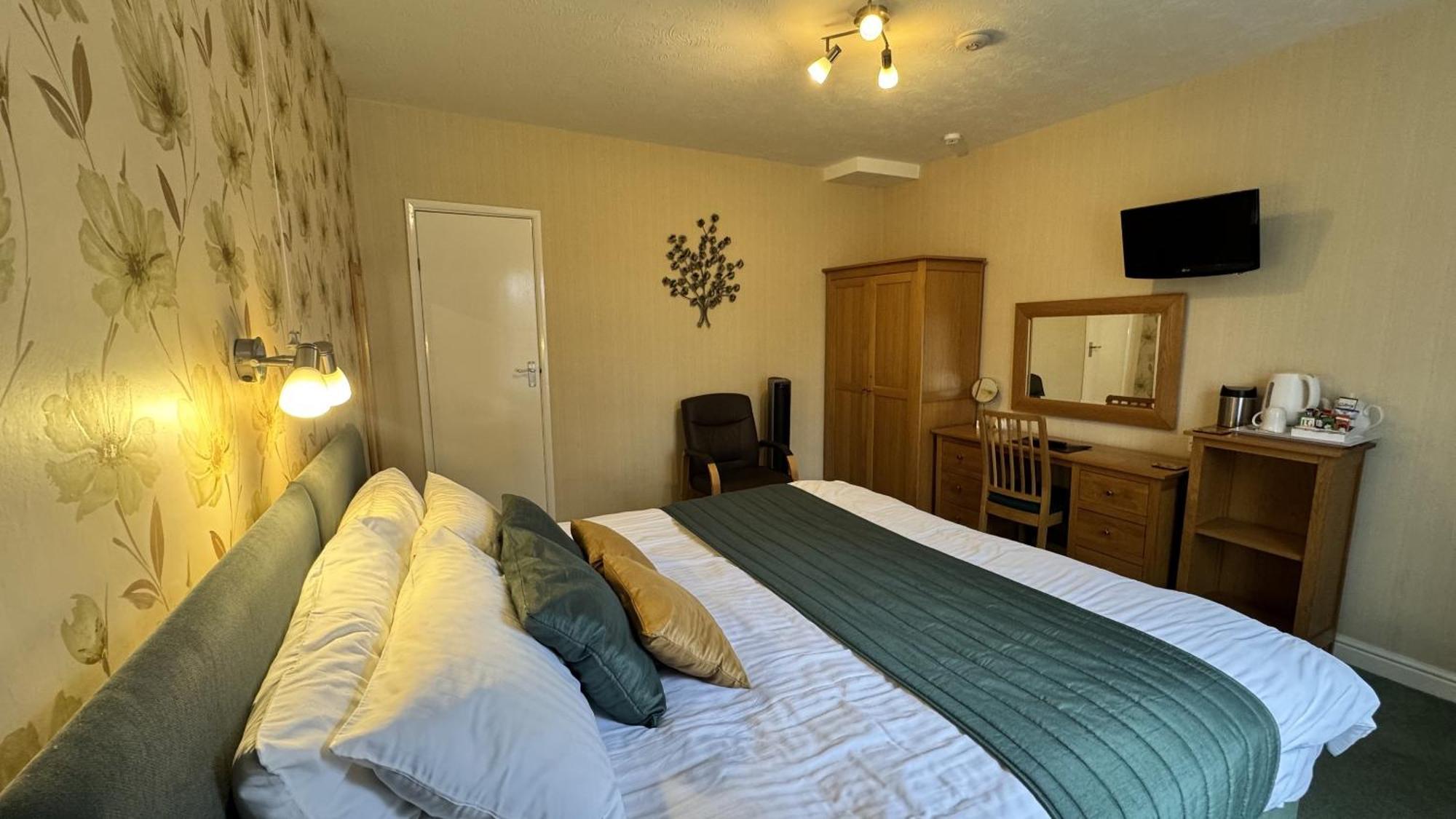 Double or Twin Room Private Bathroom