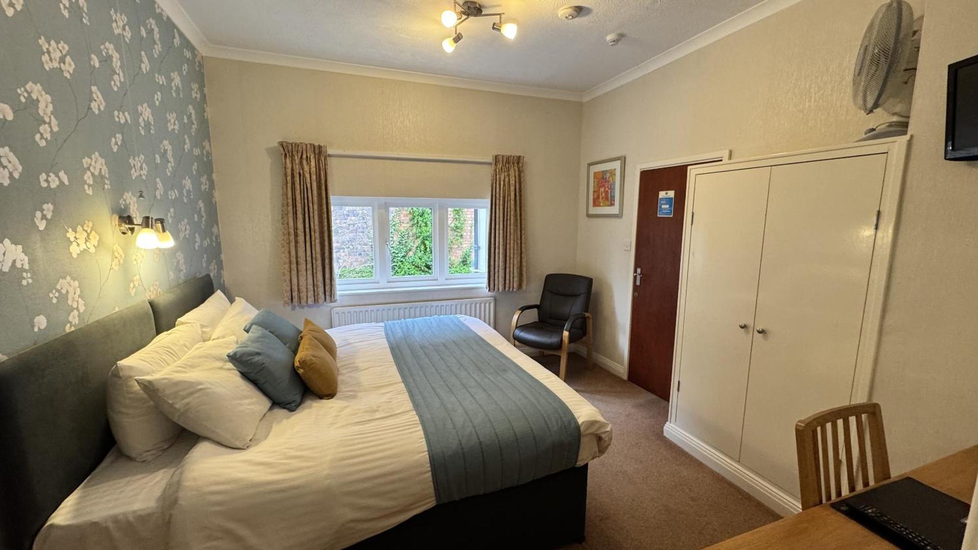 Double or Twin Room Private Bathroom
