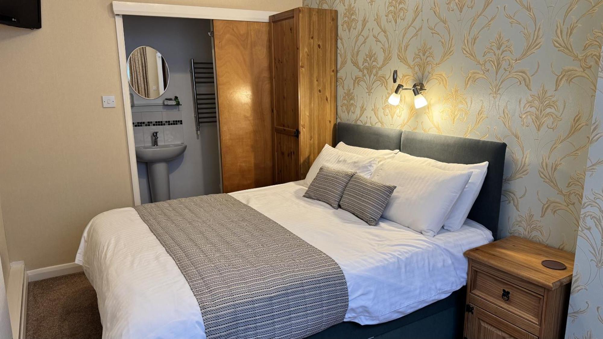 Double Room Private Bathroom