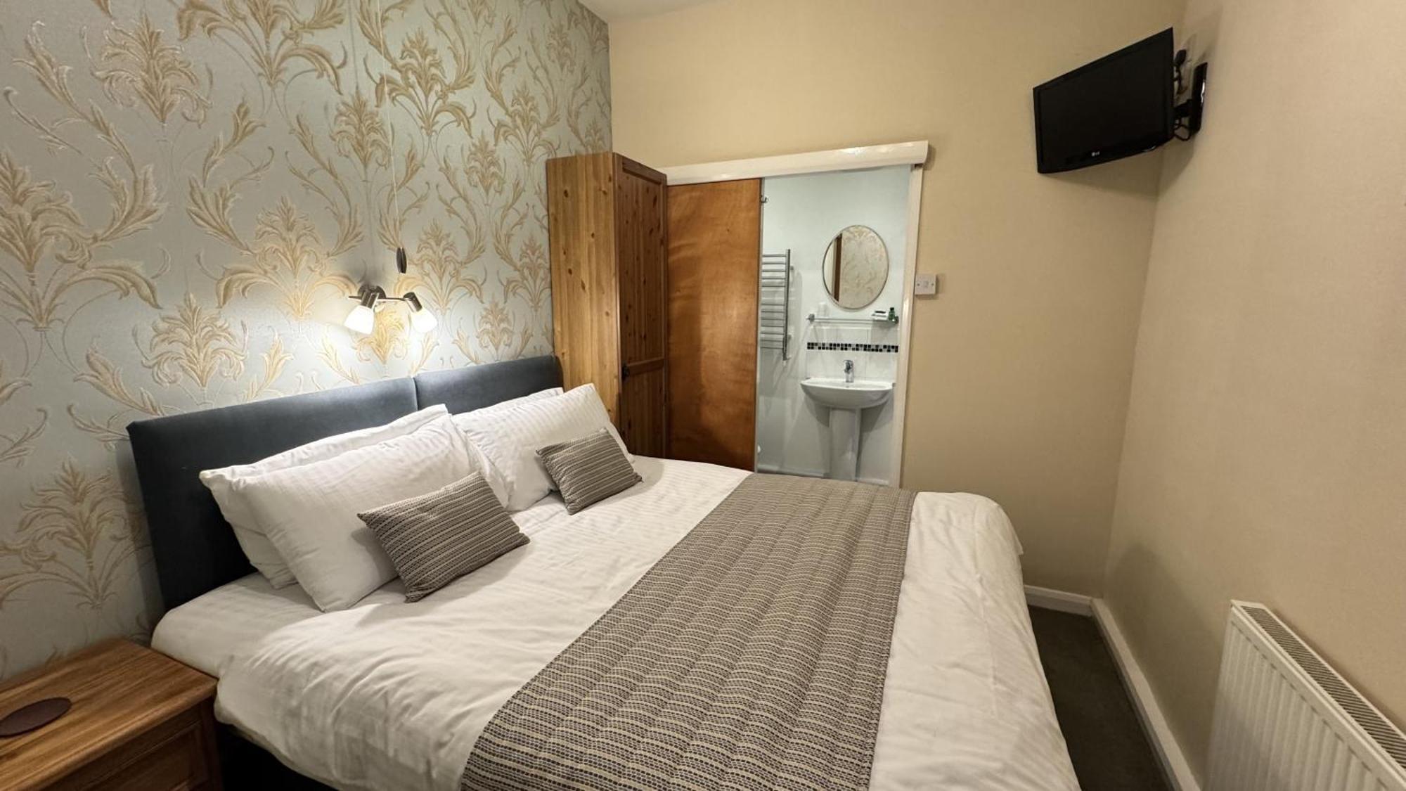 Double Room Private Bathroom