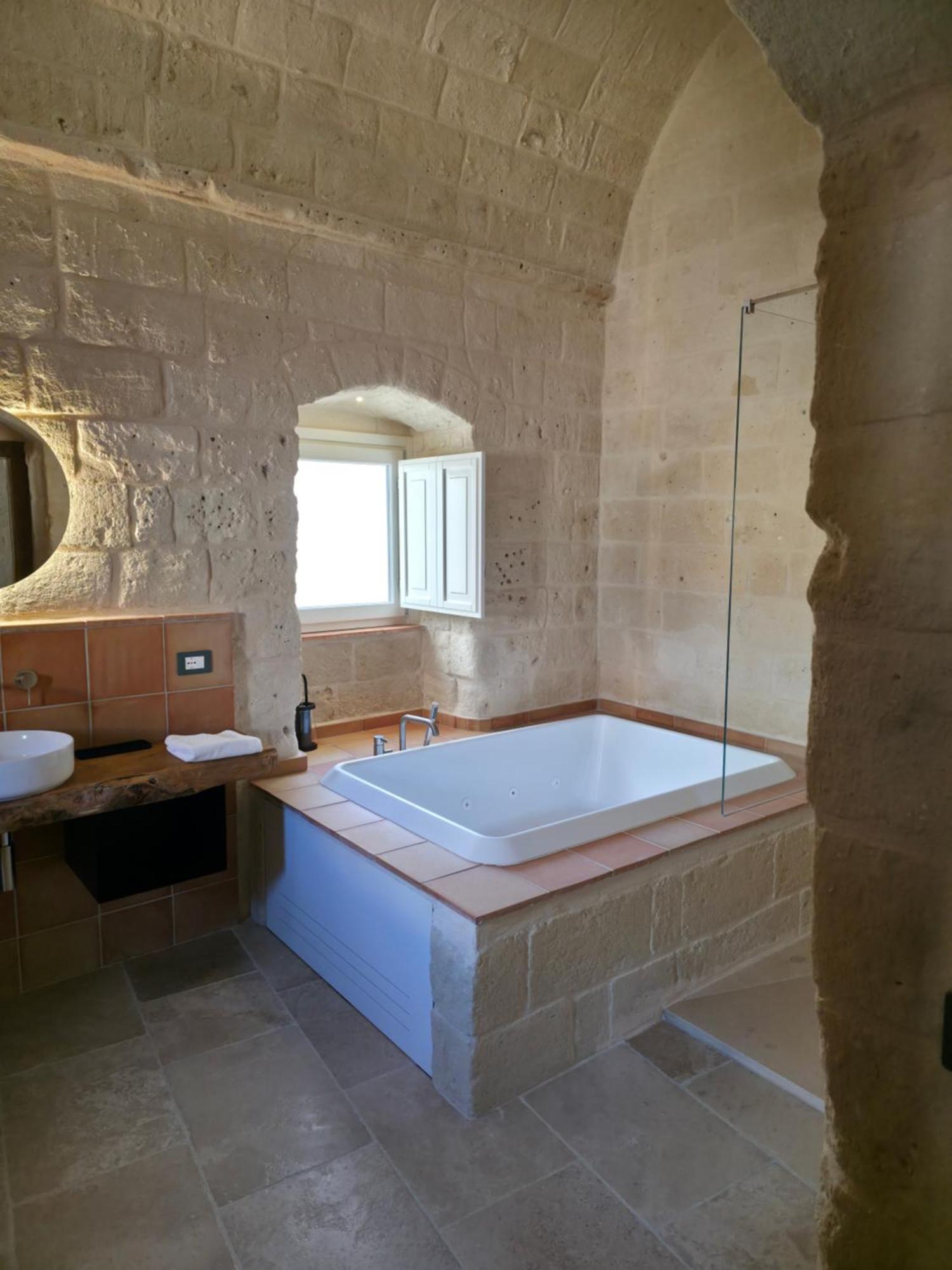 Deluxe Suite Spa Bath