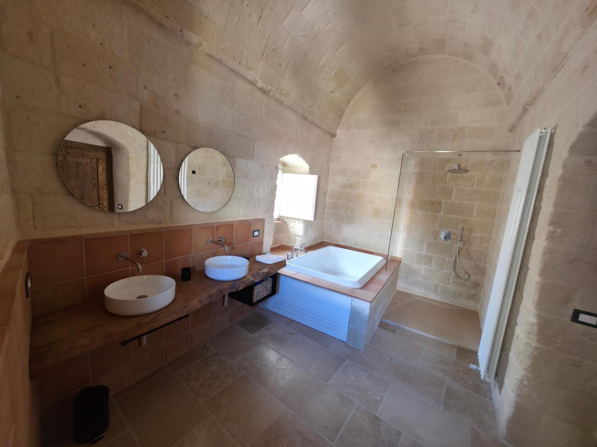 Deluxe Suite Spa Bath