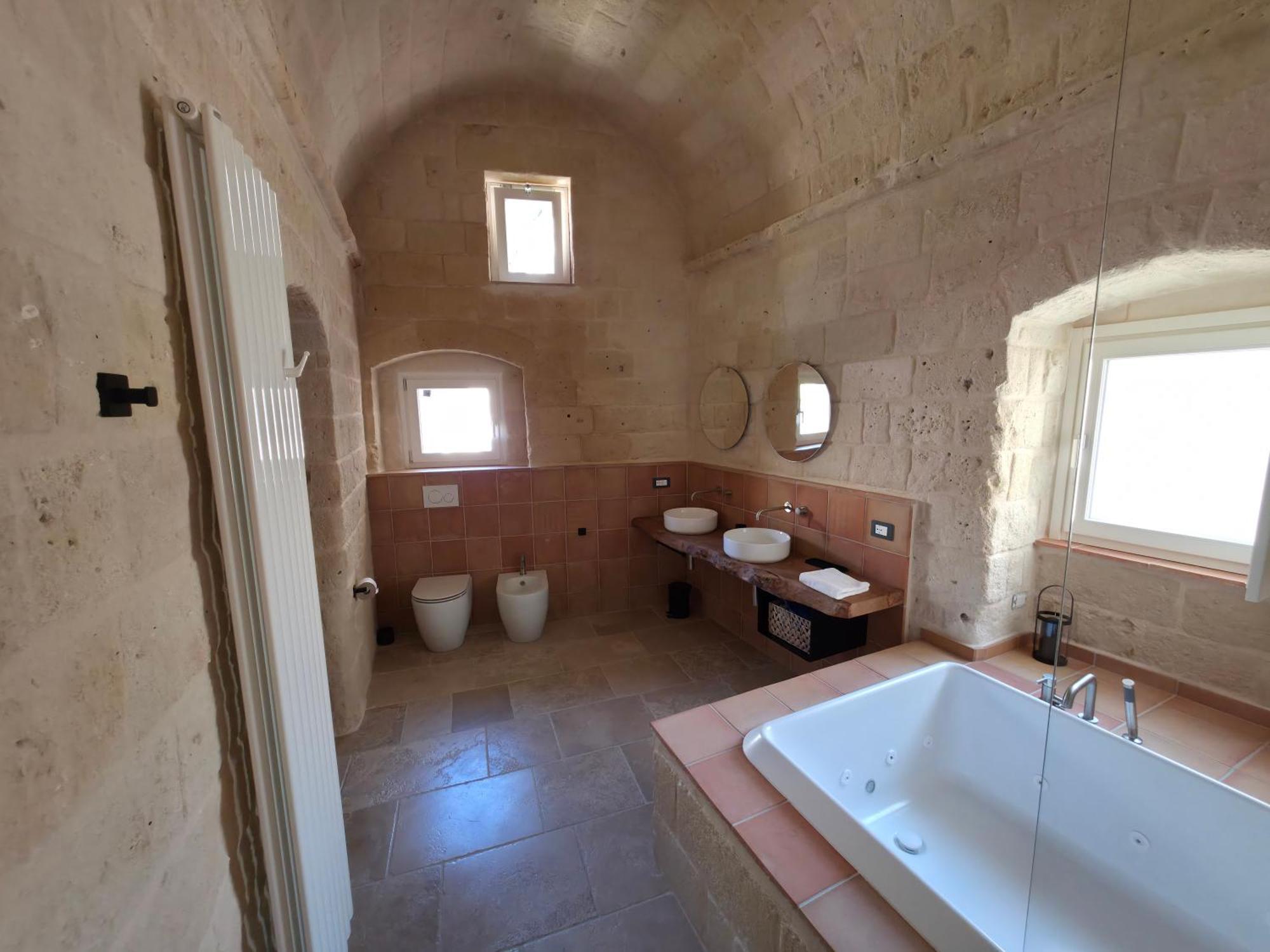 Deluxe Suite Spa Bath