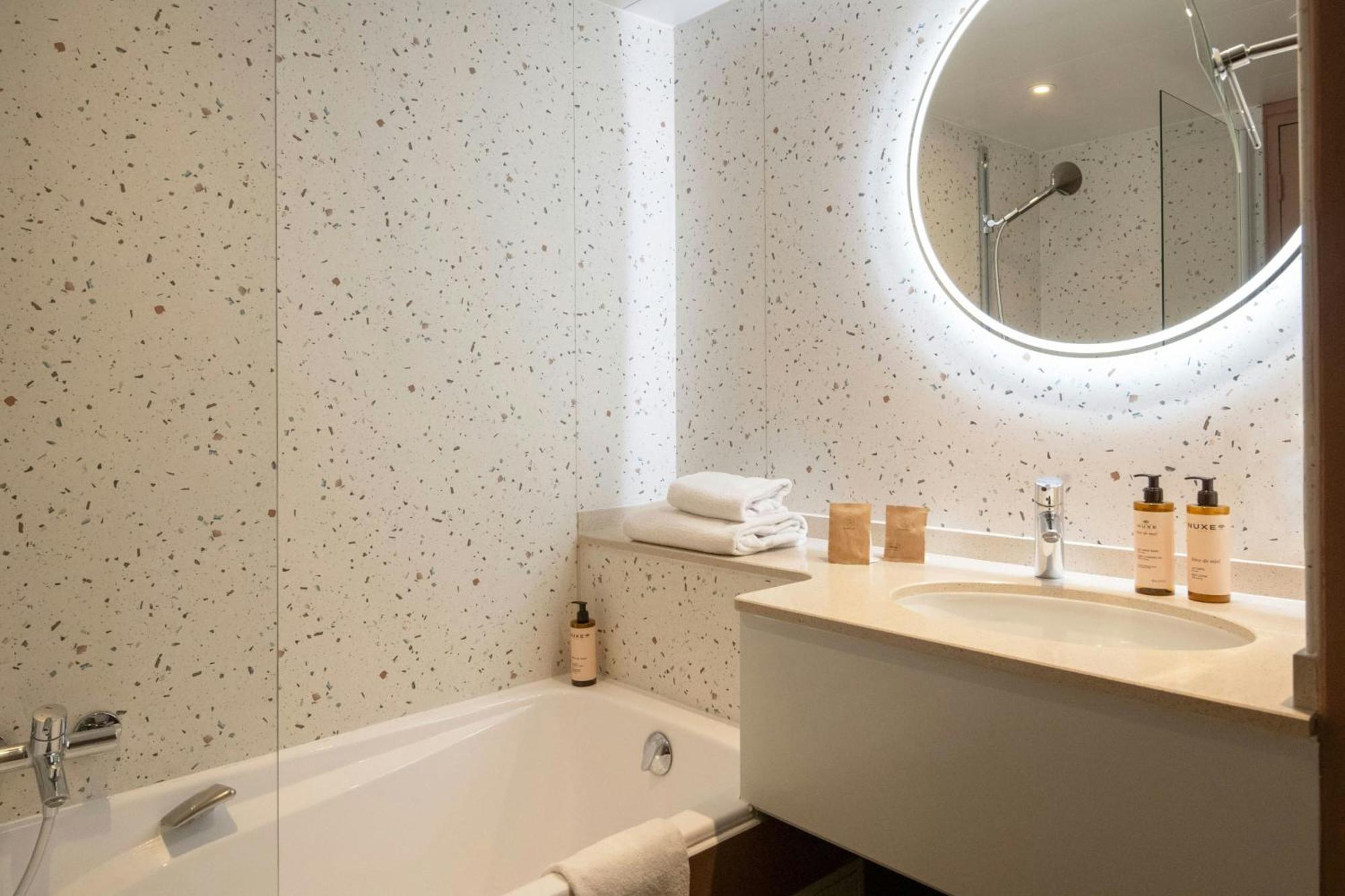 Contemporary Queen Room Garden View