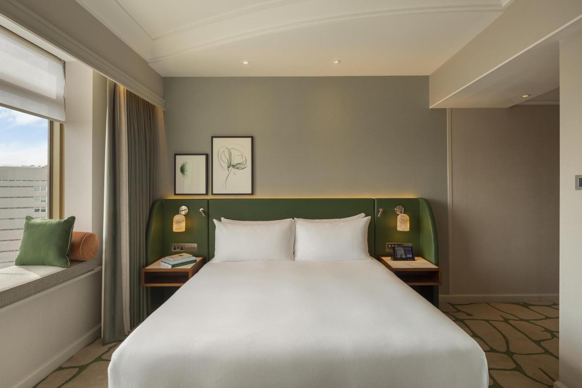 Habitación con cama grande
