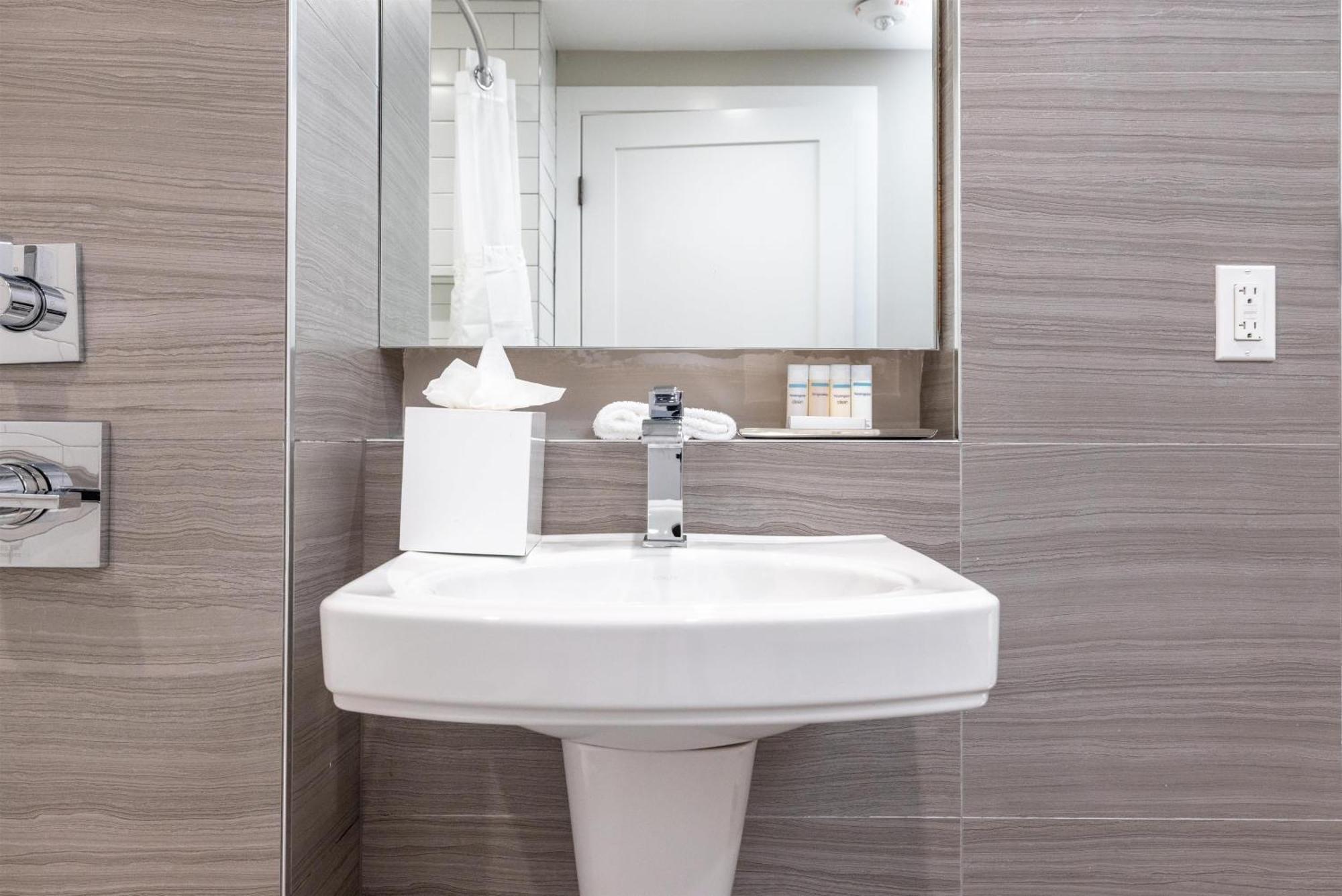 Queen Room Bath Tub Disability Access