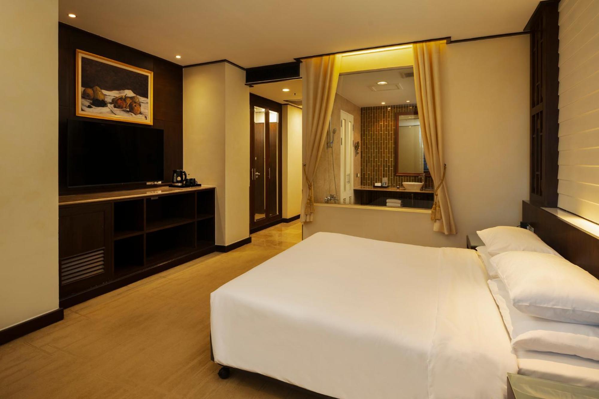 Diplomat One-Bedroom Suite Corner Wing