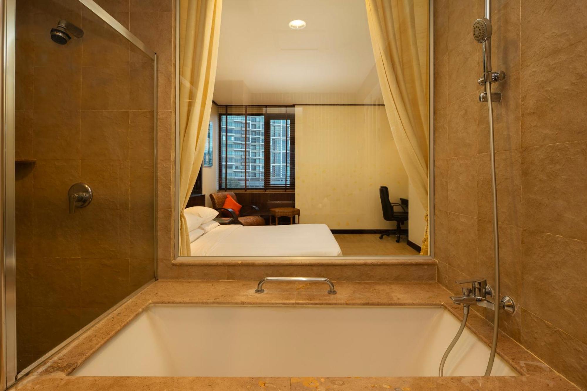 Diplomat One-Bedroom Suite Corner Wing