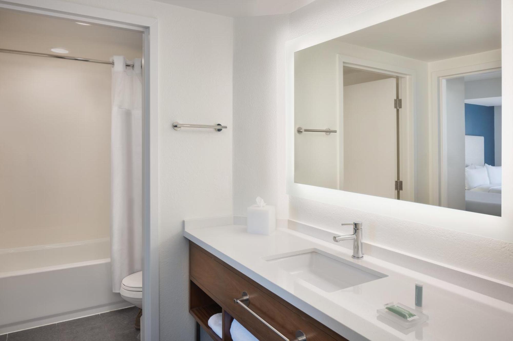 Queen Room Two Queen Beds City View