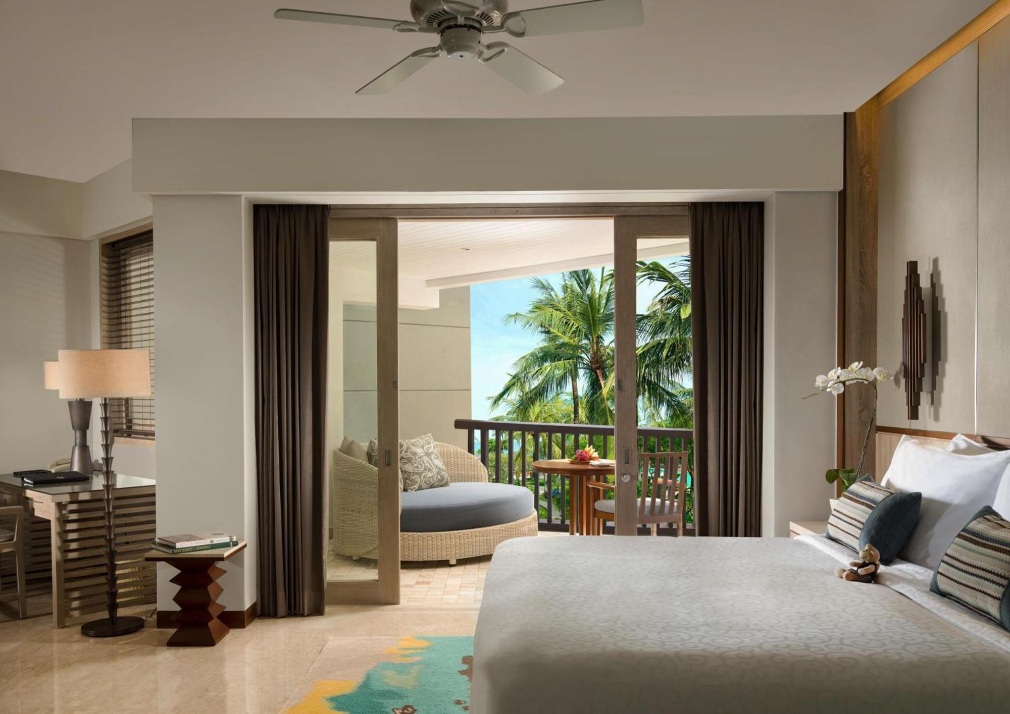 Deluxe King Room Pool View