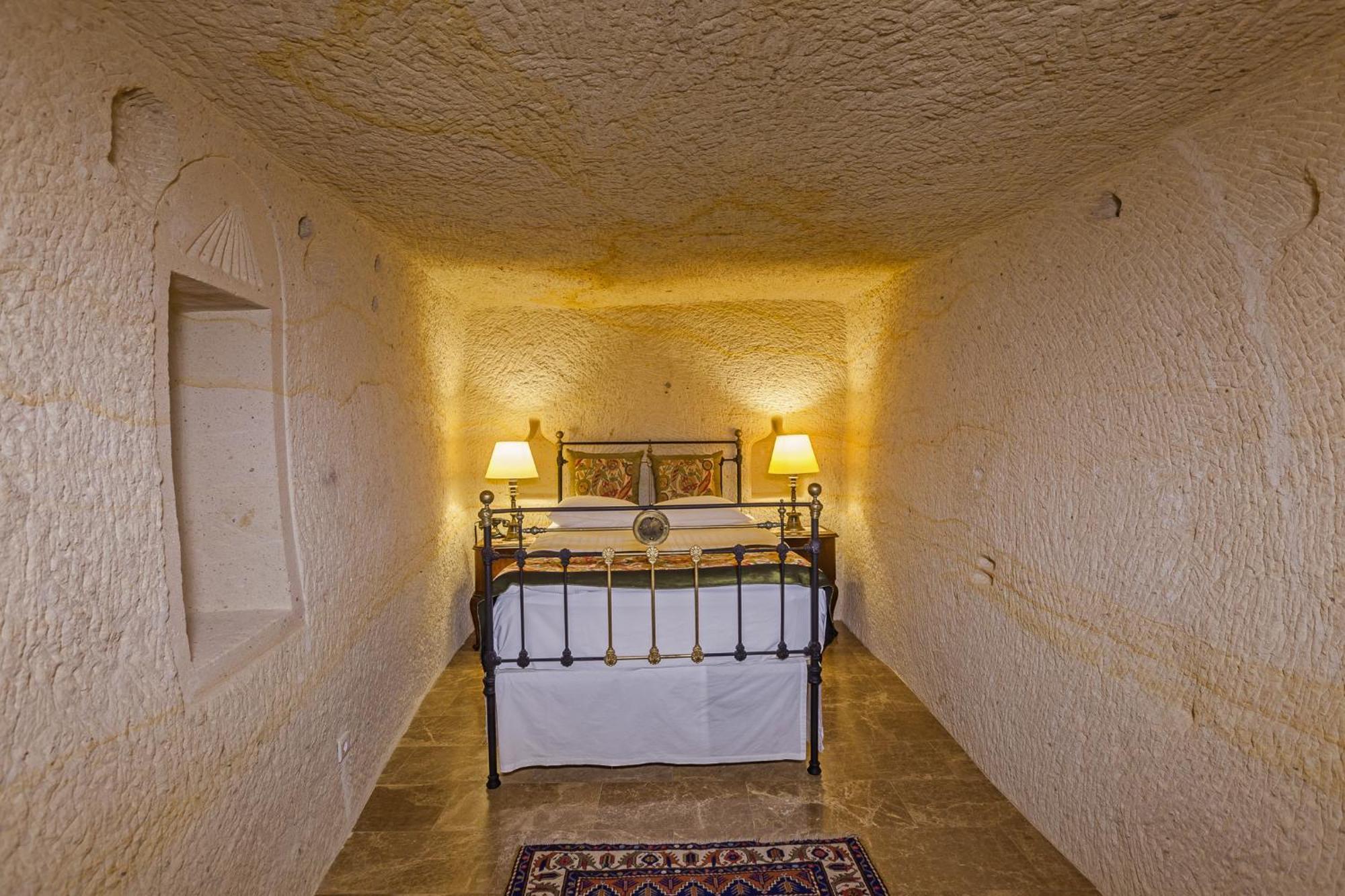 Deluxe Cave Room