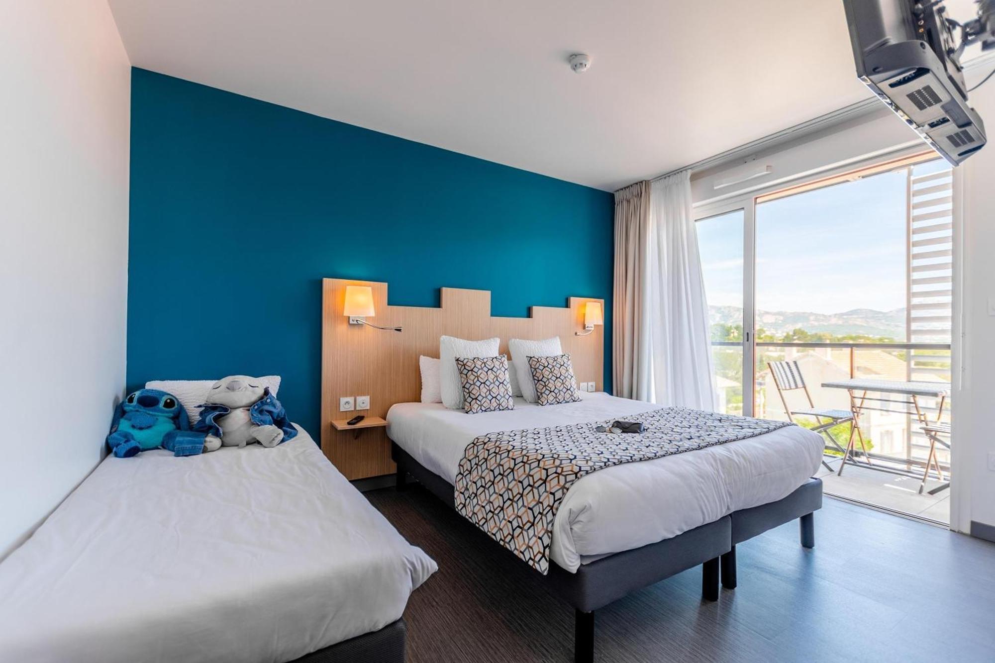 Family Room One Queen Bed One Single Bed Balcony or Non-Smoking
