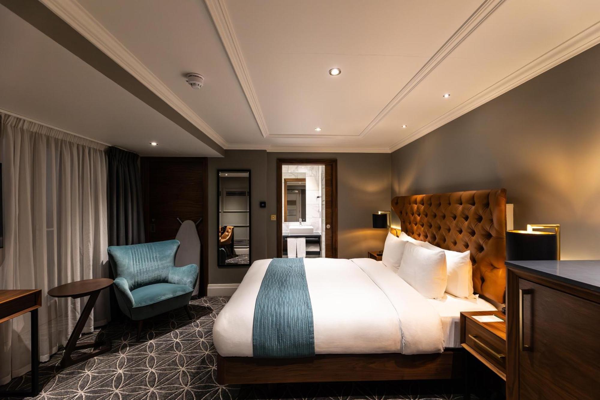 Deluxe Atrium Queen Room