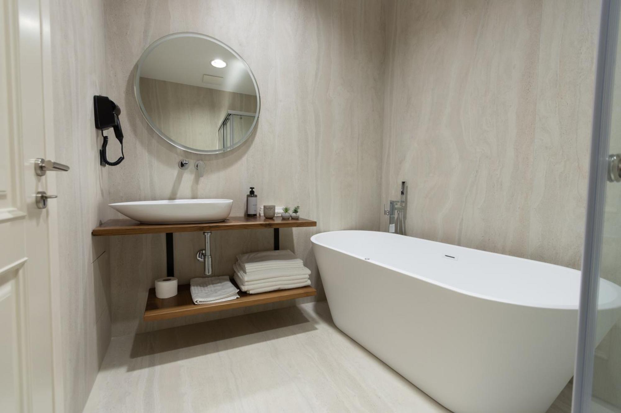 Deluxe King Suite