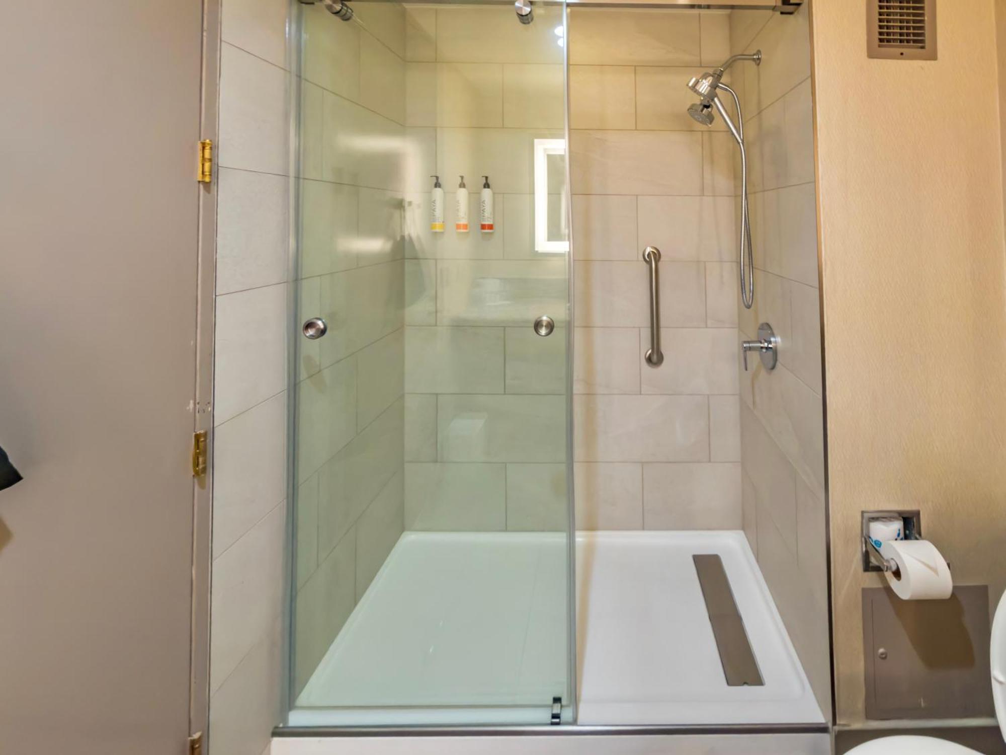 Quarto com Cama King-size e Vista da Pirâmide