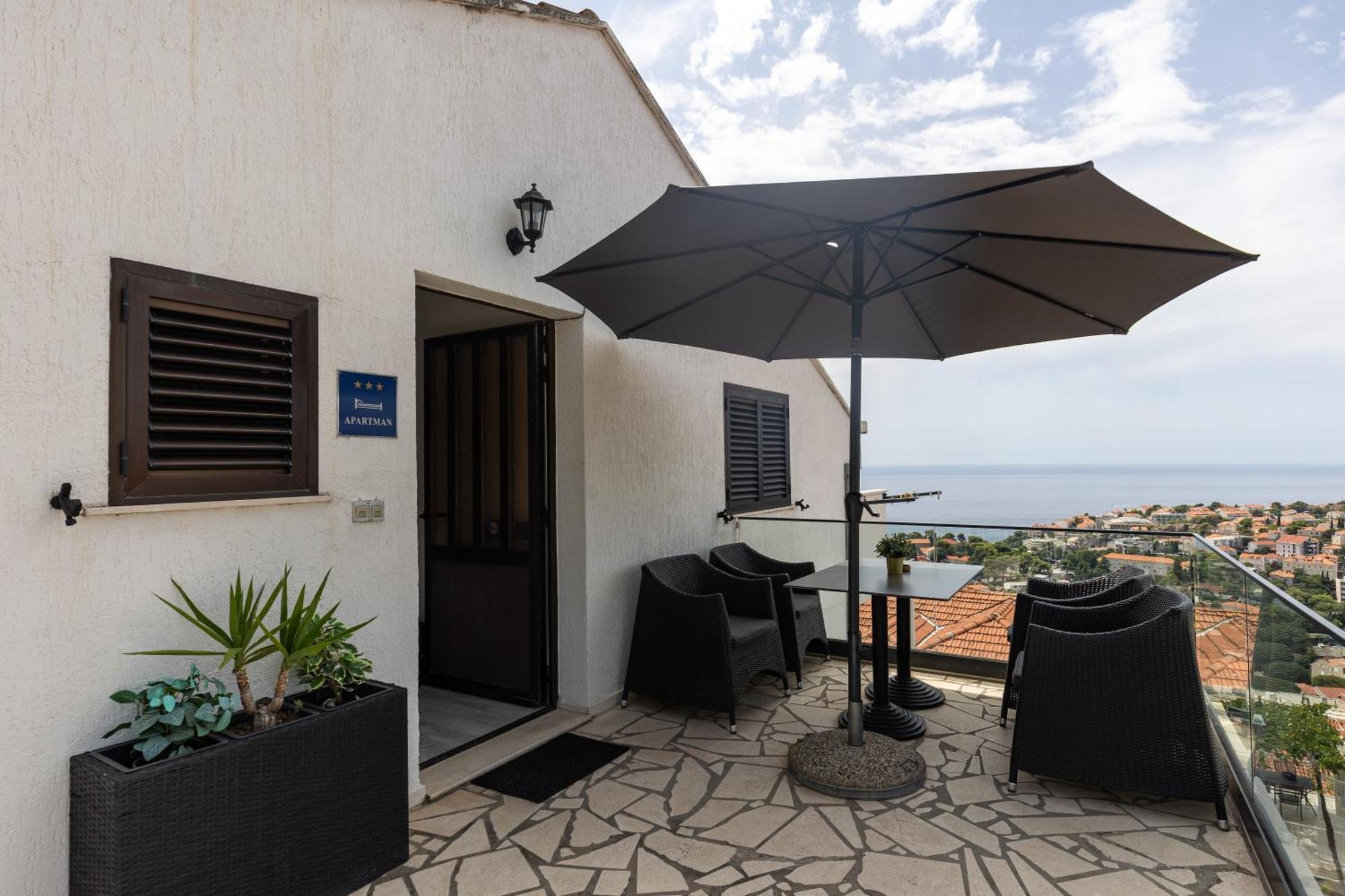 One-Bedroom Apartment Patio Sea View