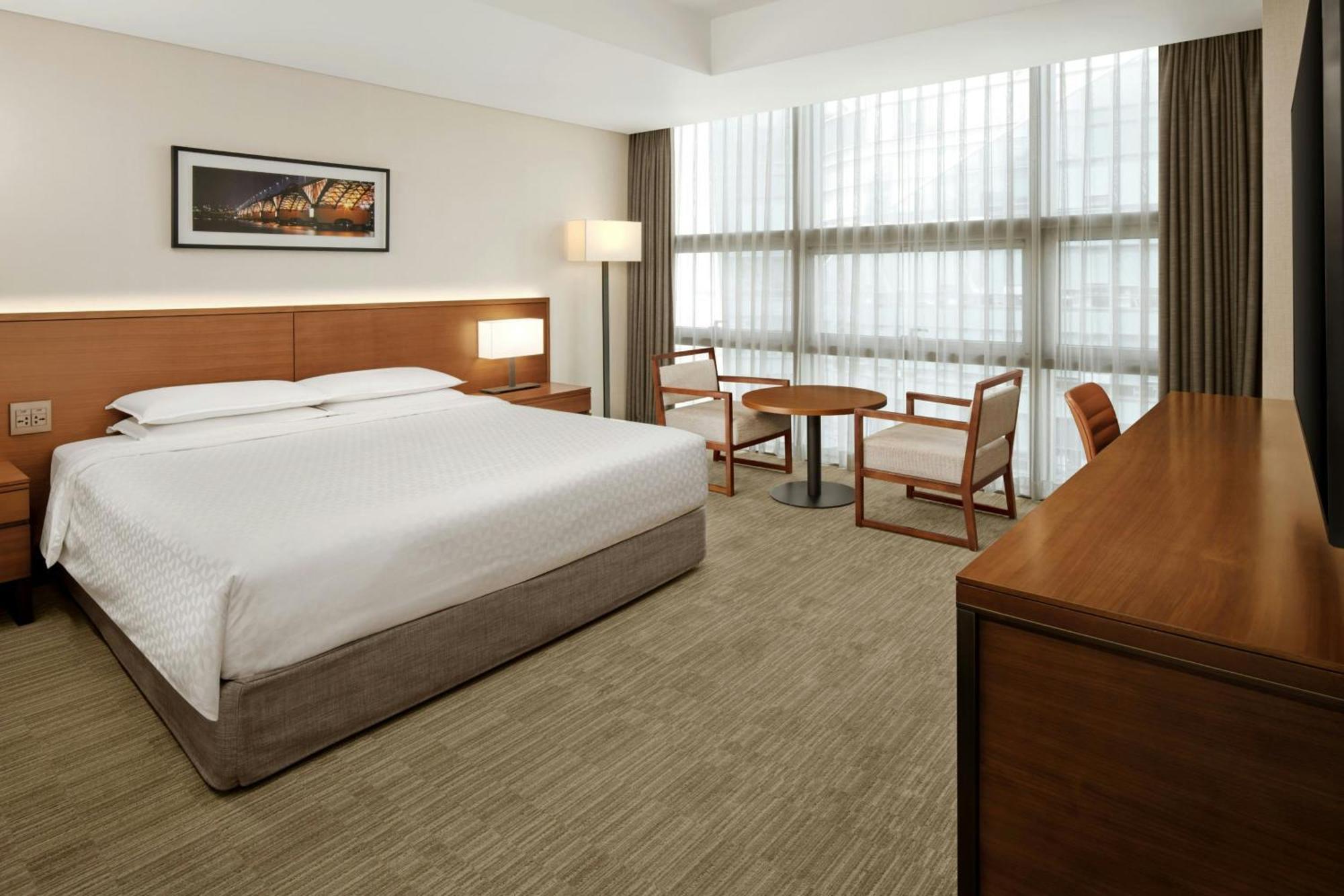 Deluxe King Guest room 1 King High floor